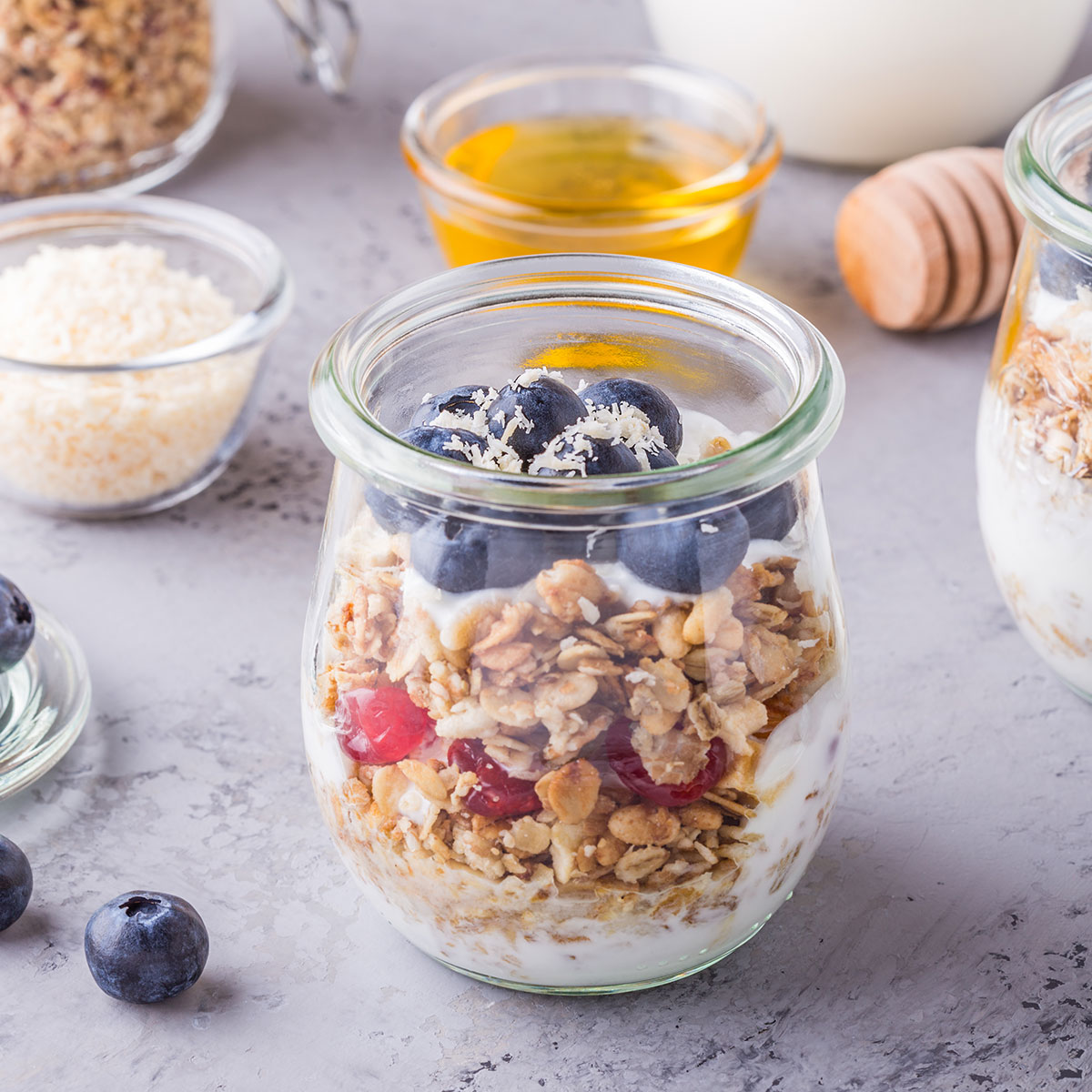 Probiotischer Joghurt in einem Glas mit Granola und Beeren