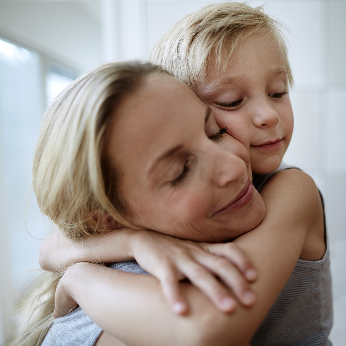 Blonde Frau mit umarmt Jungen