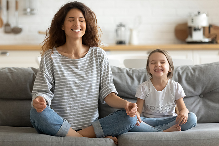 Frau und Kind sitzen auf dem Sofa