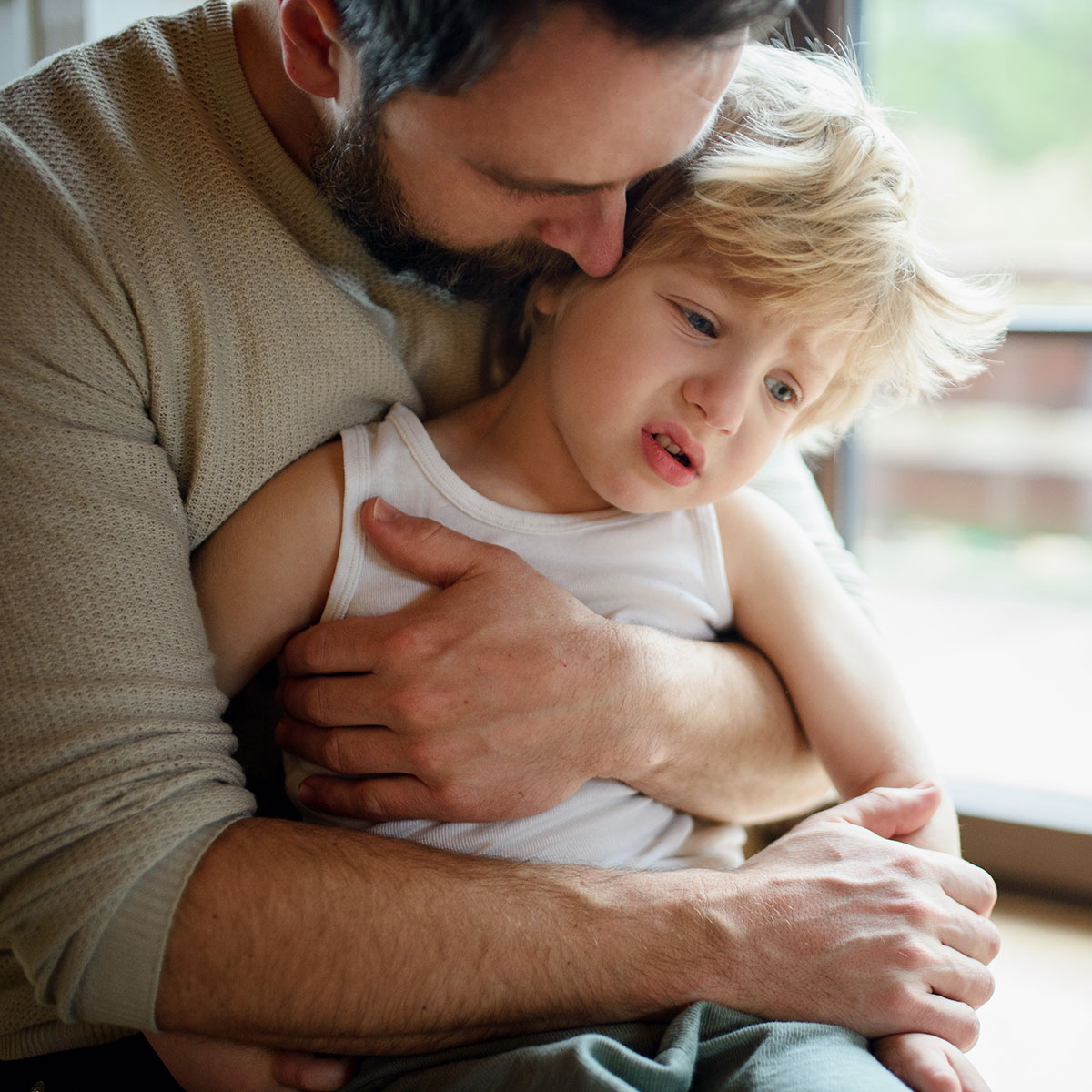 Leidendes Kleinkind auf dem Arm