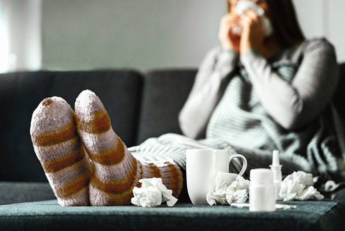 Frau erk&auml;ltet auf Sofa