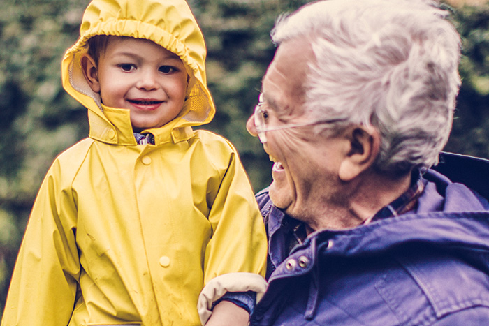 Opa und Engel in Regenmantel