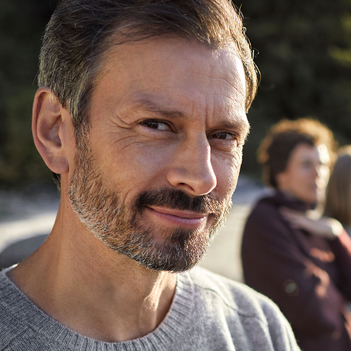 Mann schaut wissend in Kamera