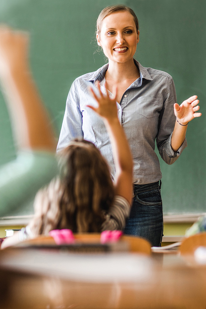 Lehrerin im Klassenzimmer unterrichtet