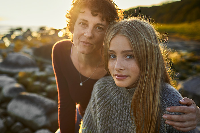 Mutter legt Arm um Tochter