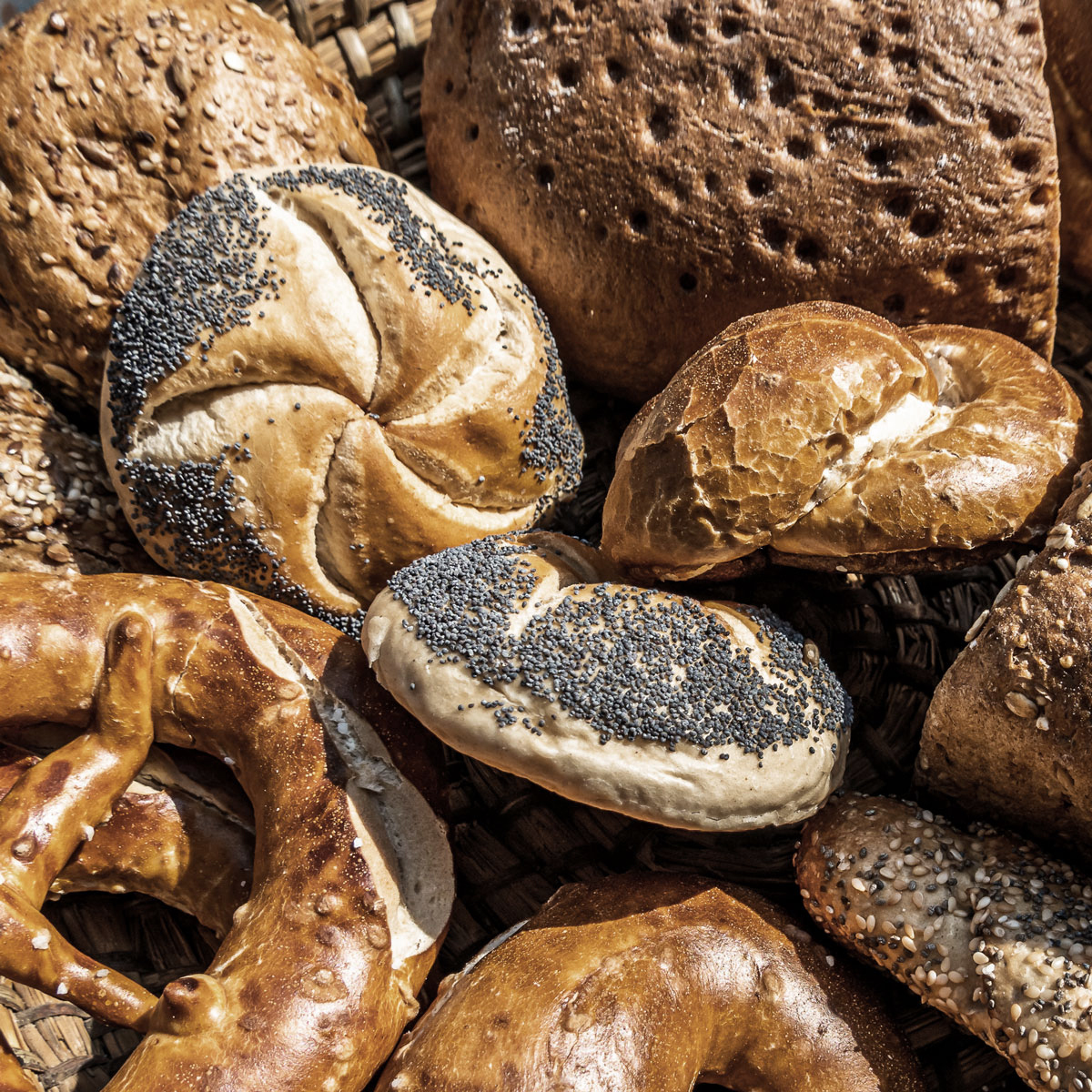Brot und Brötchen von oben fotografiert