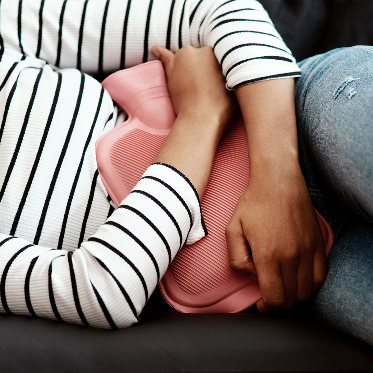 Frau mit Wärmflasche