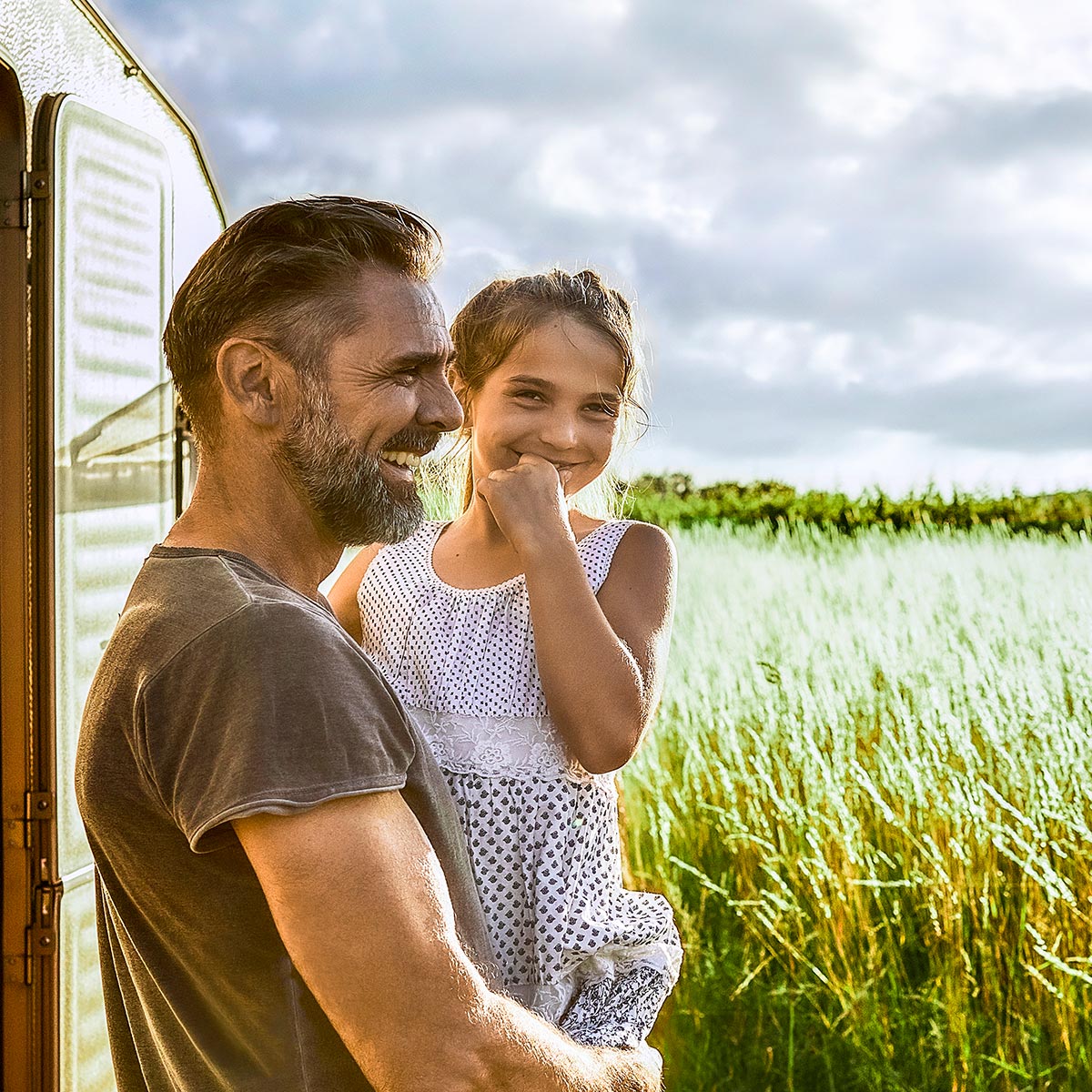 Mann hält Mädchen auf dem Arm