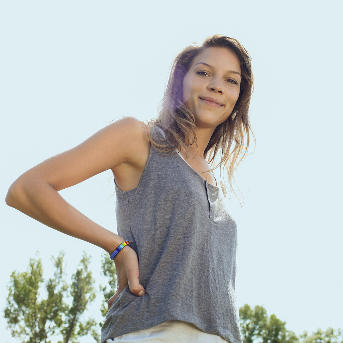 Frau schaut nach unten