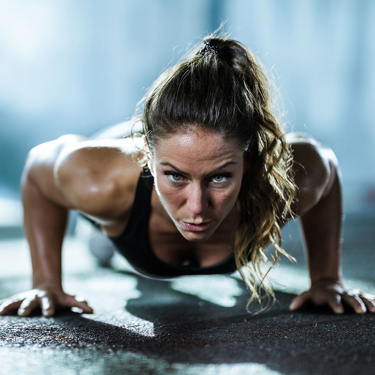 Frau fokussiert im Workout