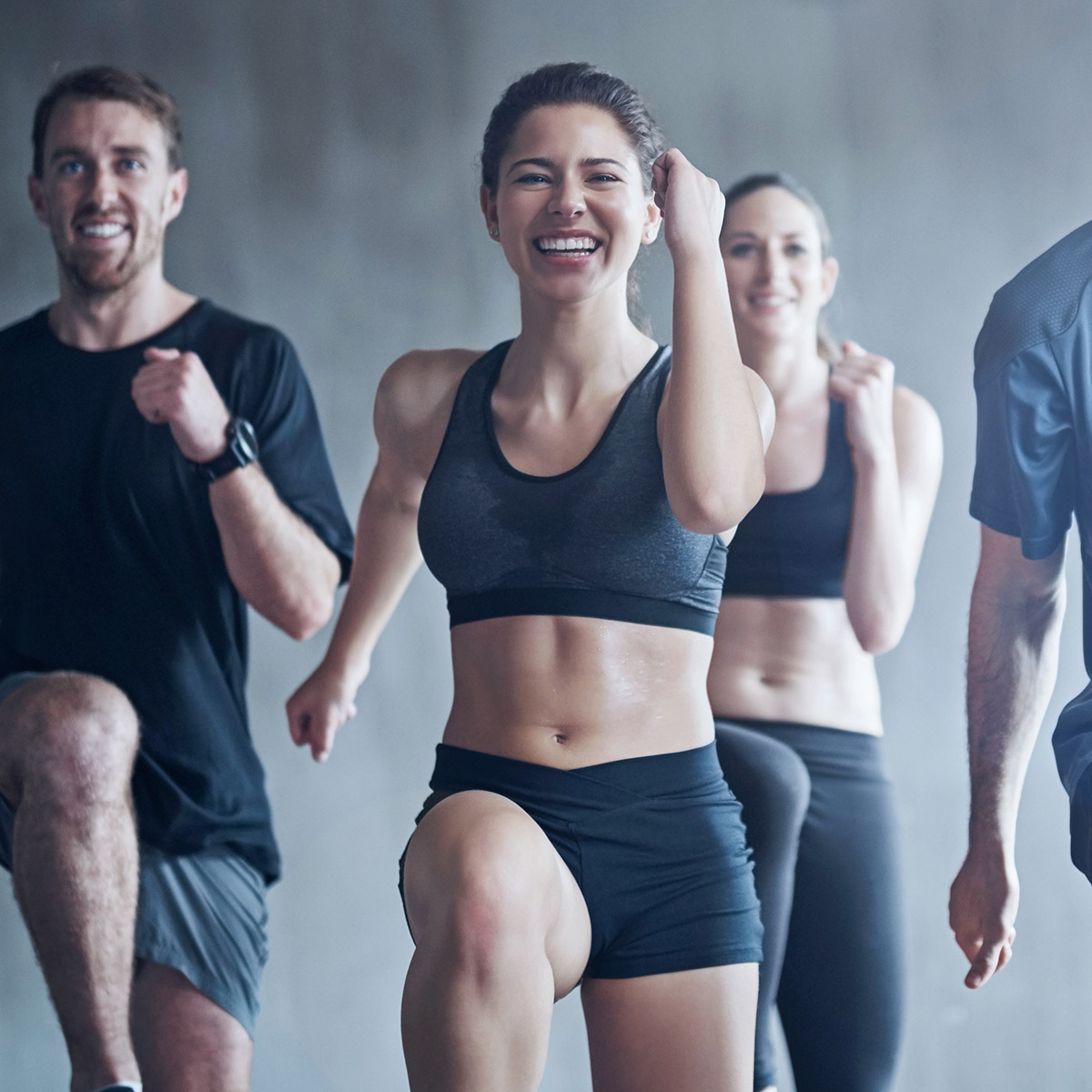 Frauen und Männer beim Workout