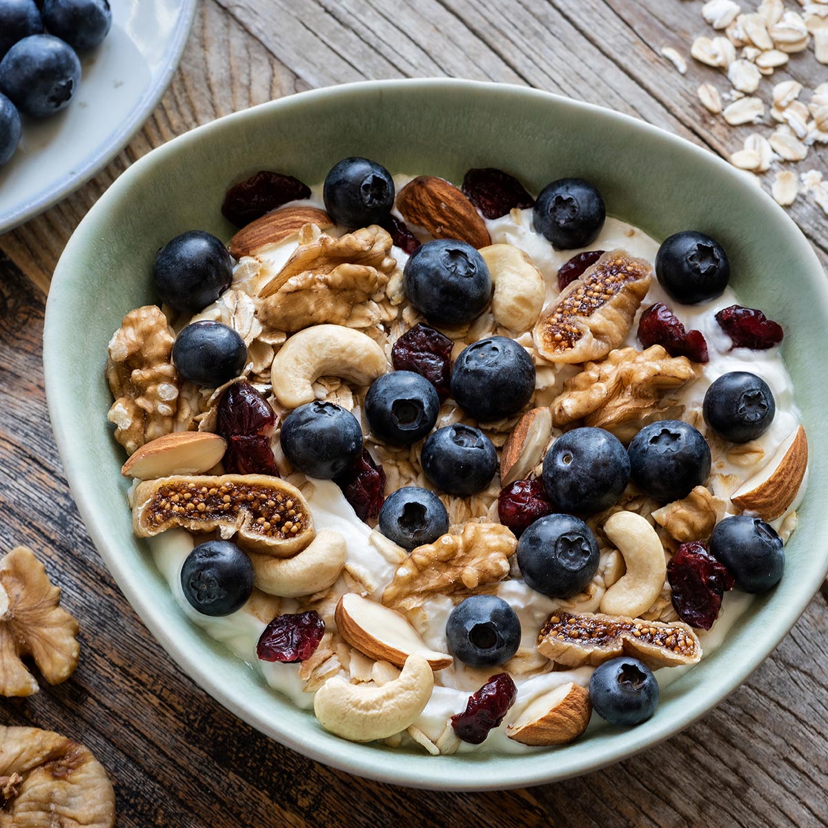 Quarkbowl mit Nüssen und Früchten