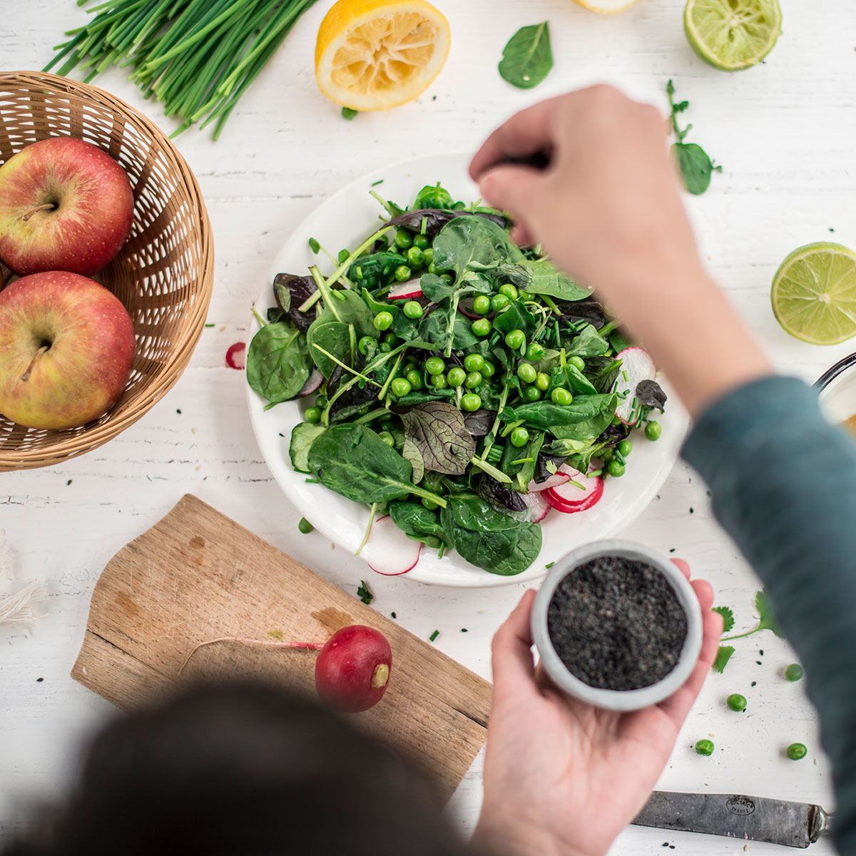 Frischer Salatteller, Äpfel und Gemüse Frischer Salatteller, Äpfel und Gemüse