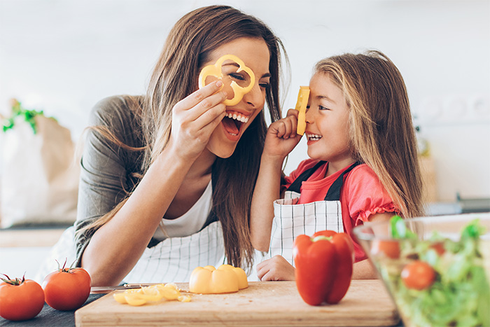 Mutter und Tochter kochen zusammen