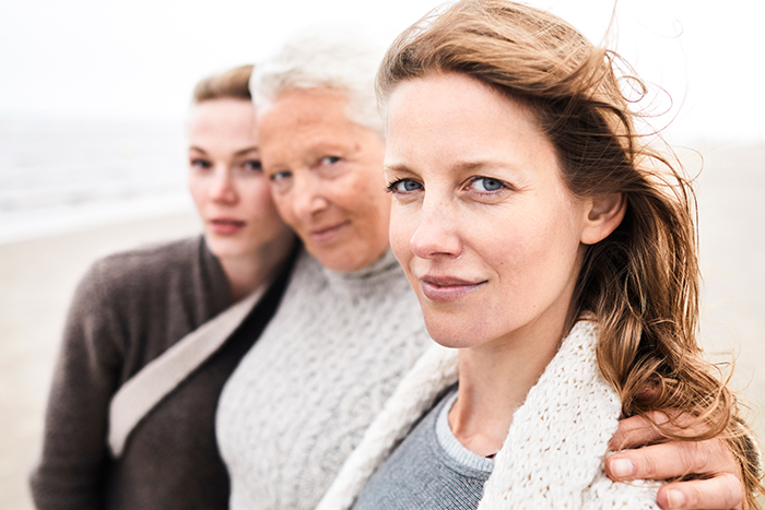 Drei Frauen stehen am Strand