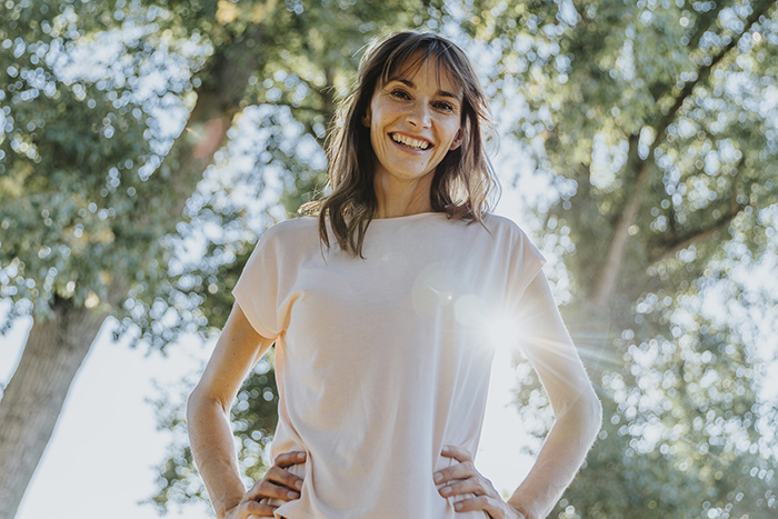 Frau schaut l&auml;chelnd in die Kamera
