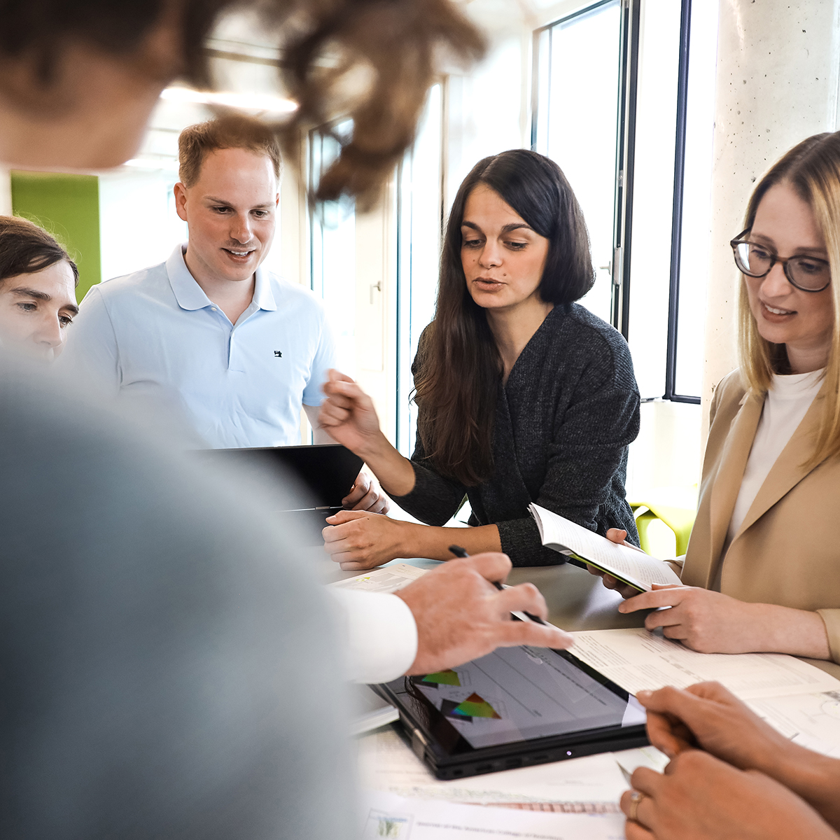 Mitarbeiter tauschen sich &uuml;ber eine Studie aus