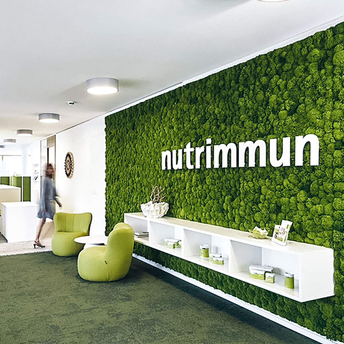 Firmenlogo nutrimmun auf nachhaltiger Mooswand