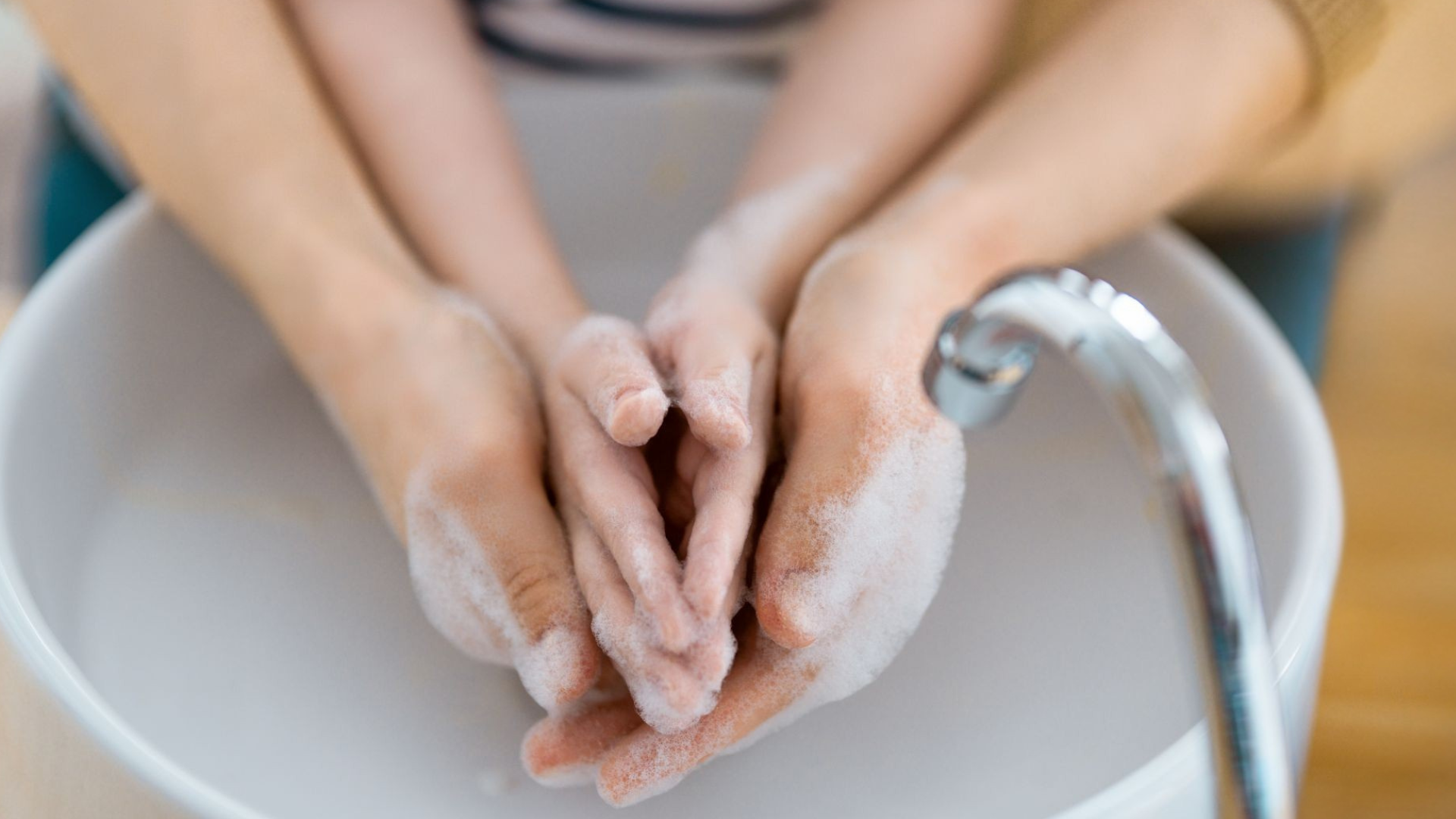 Mutter und Kind waschen sich gemeinsam die Hände