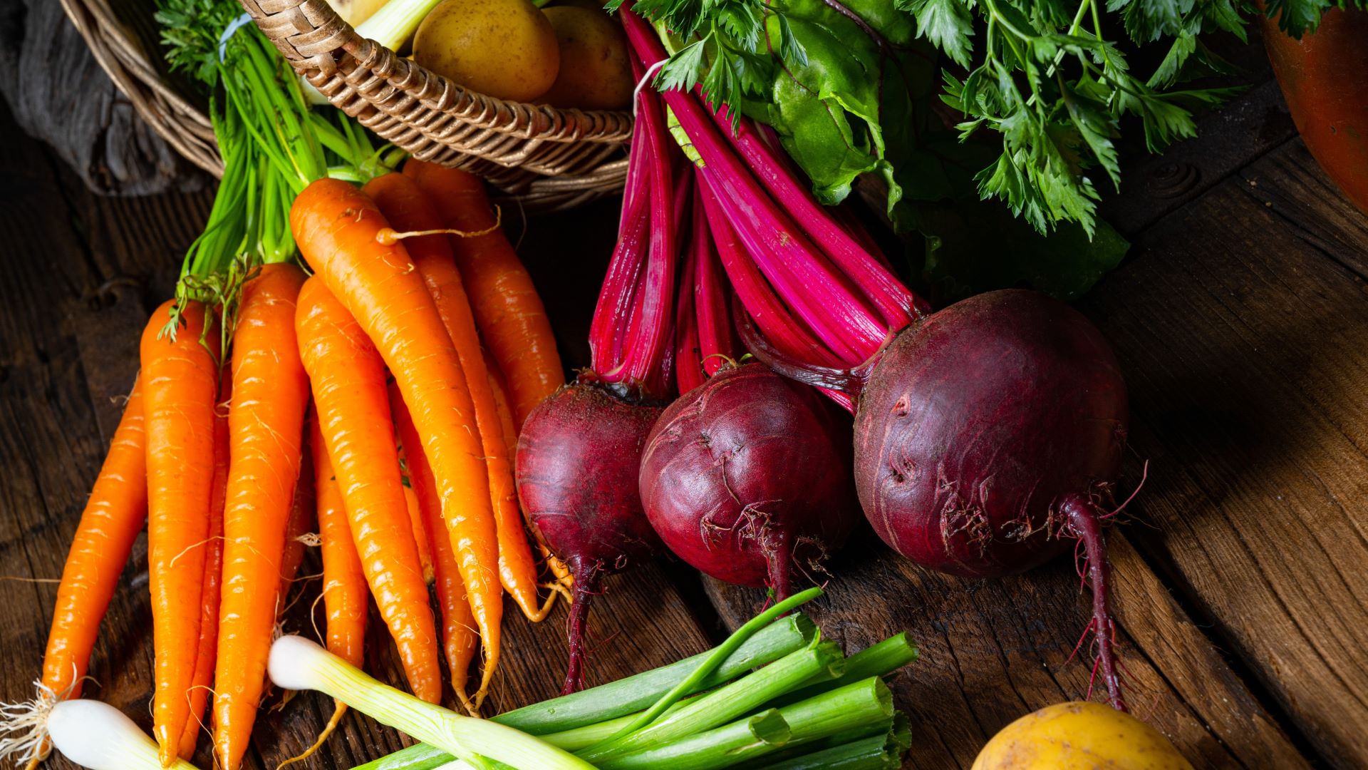 Saisonales Gemüse auf einem Holztisch