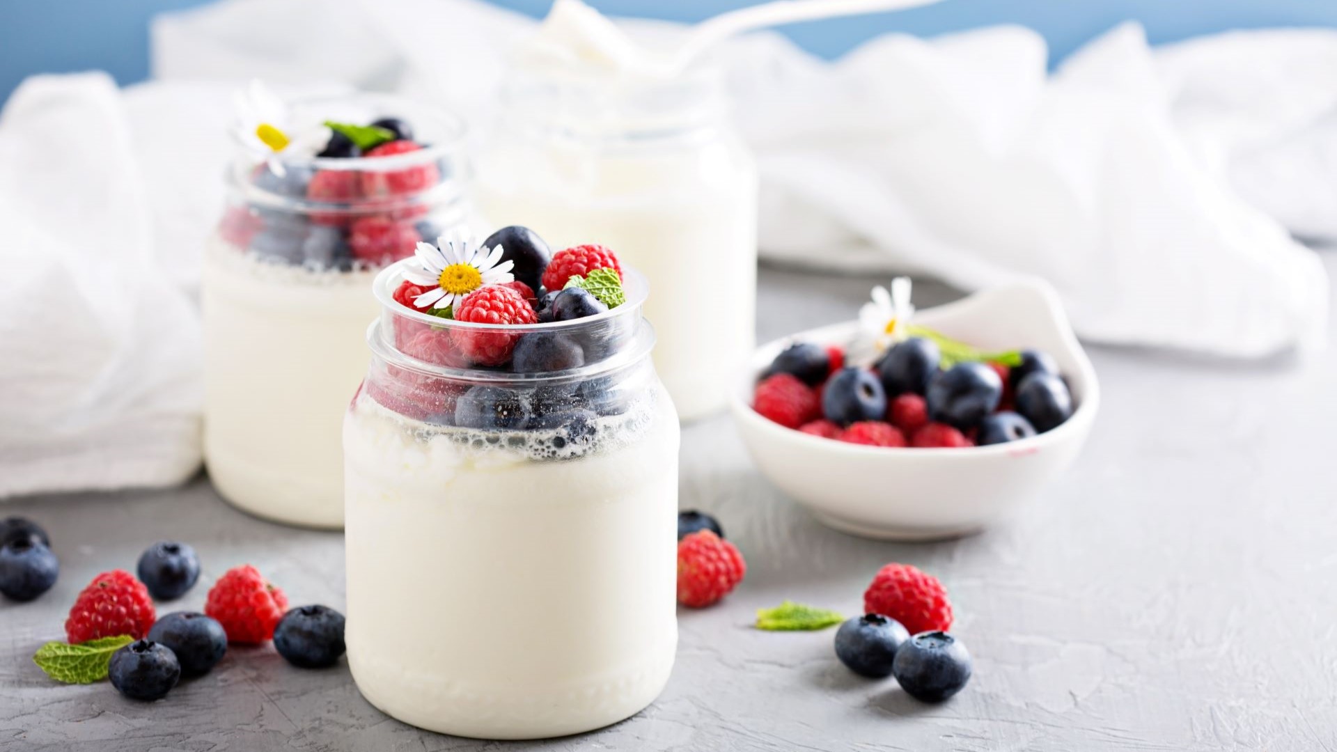 Joghurt in Gläschen mit Waldbeeren
