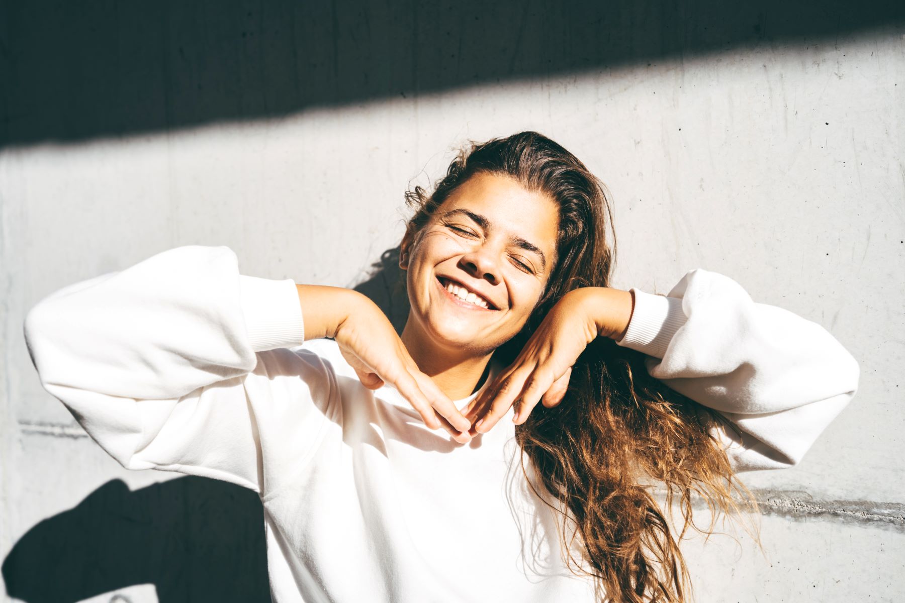 Lächelnde Frau steht in der Sonne