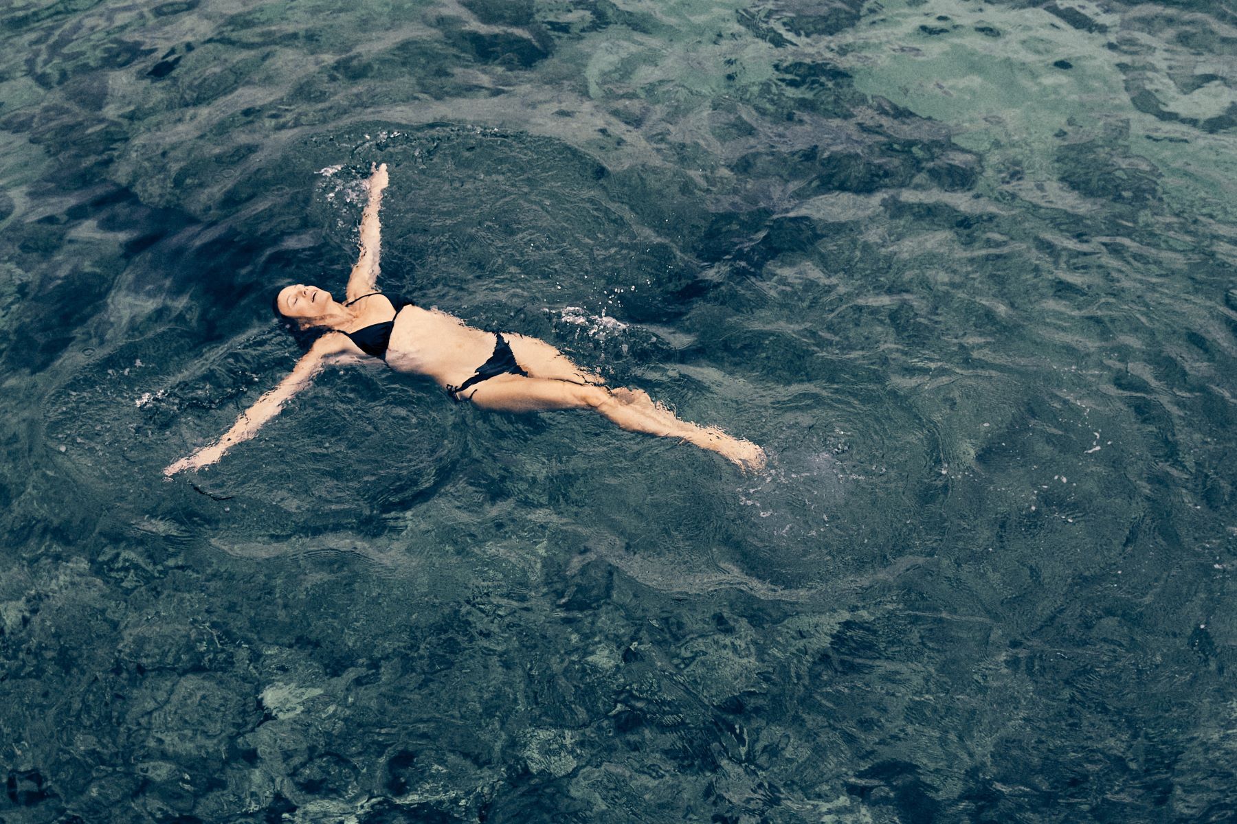 Frau schwimmt im Meer