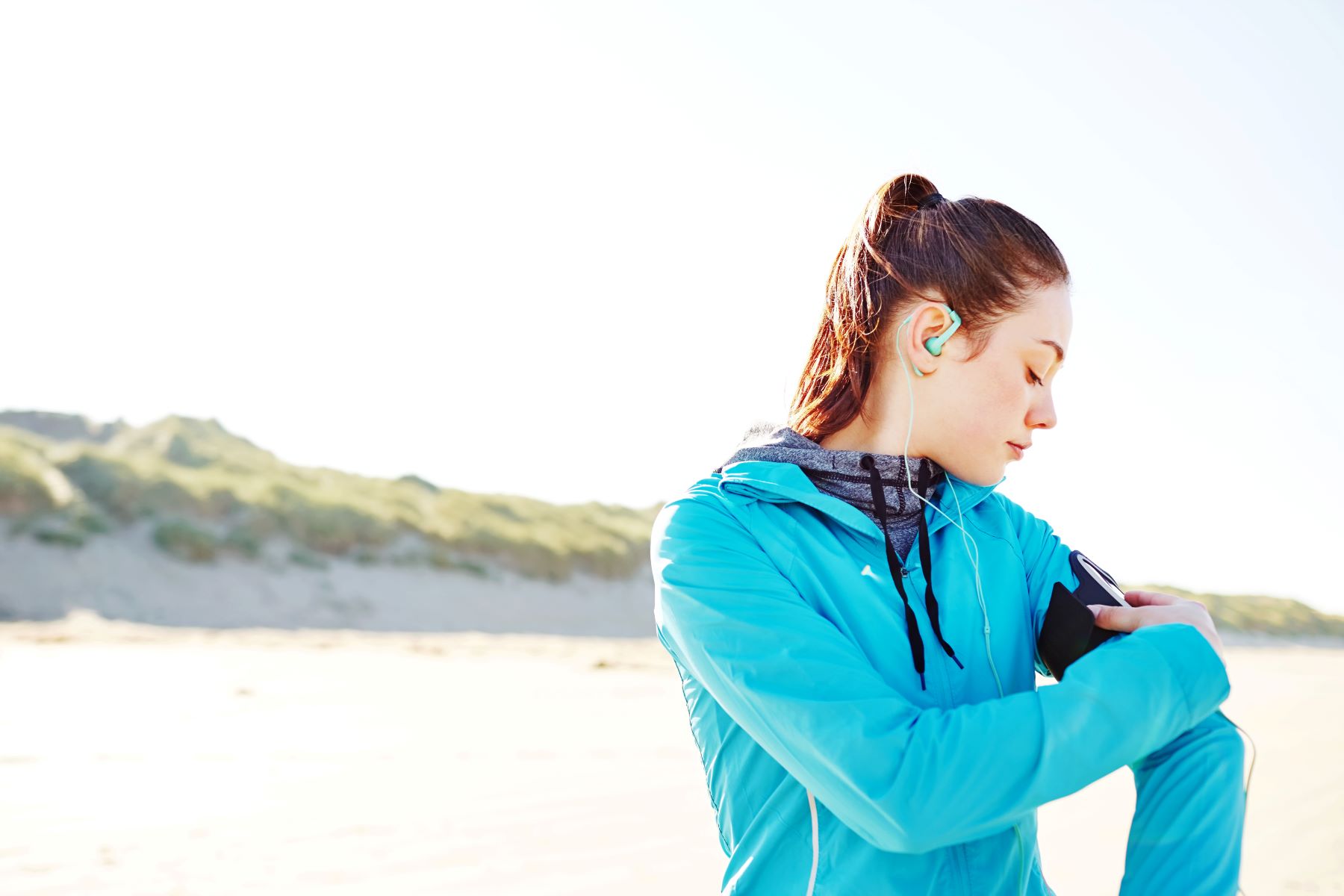 Joggerin steht am Strand