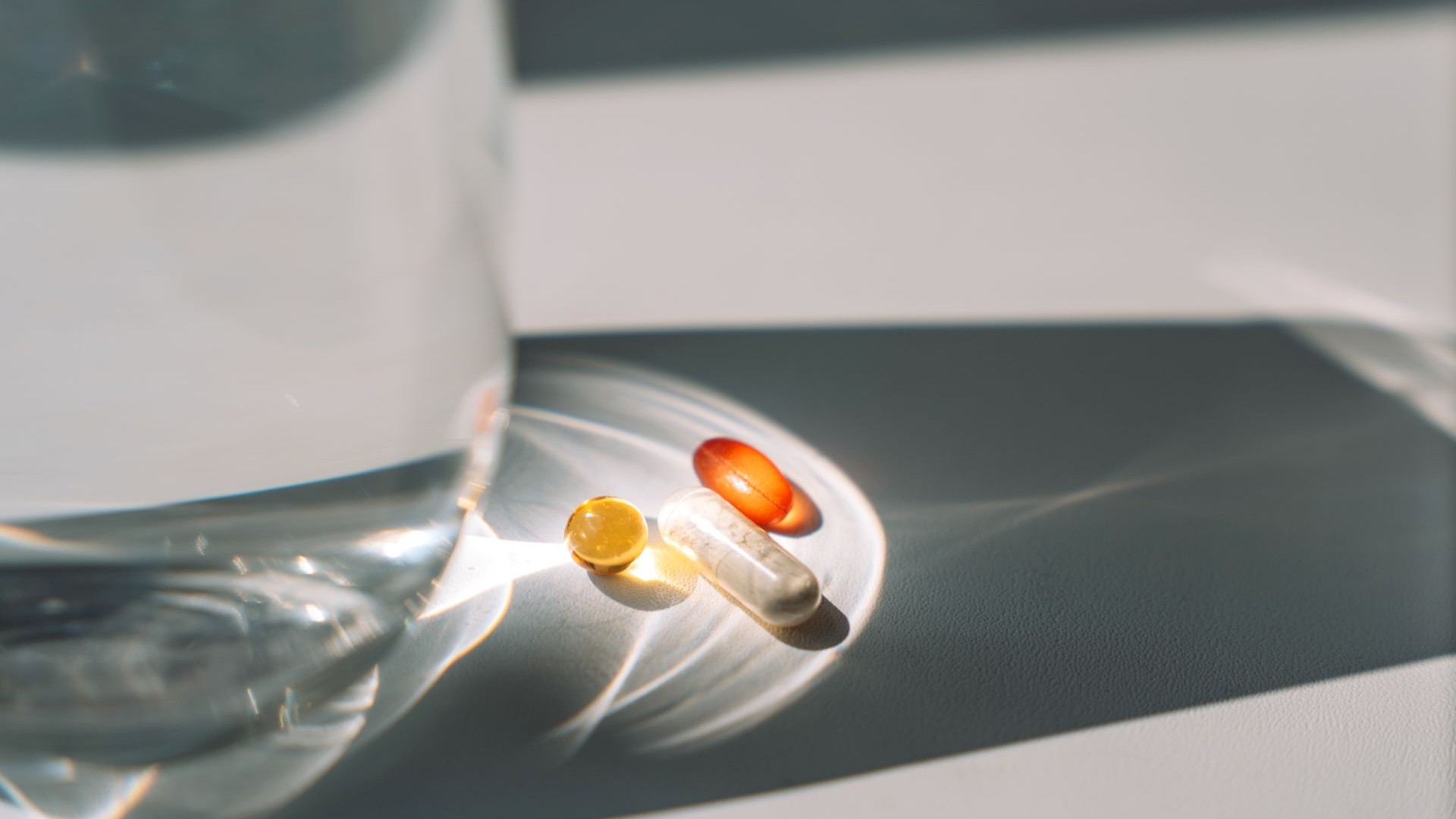 Tabletten auf einem Tisch