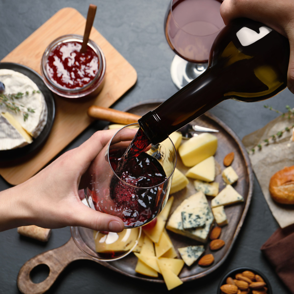 Rotwein mit Käse und Dips