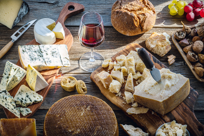 Histamin ist z. B. in gereiftem K&auml;se oder Rotwein enthalten.