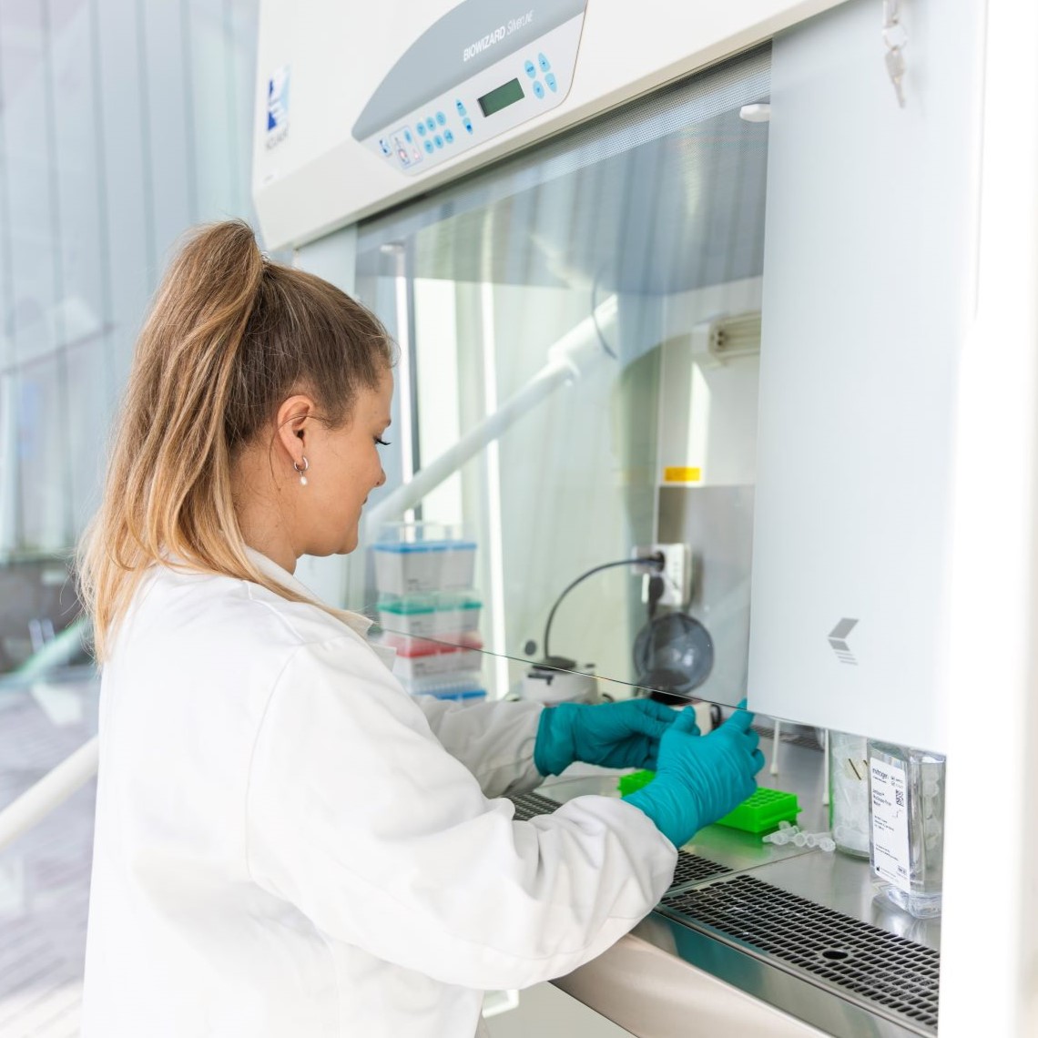 Blonde Frau steht in einem Labor