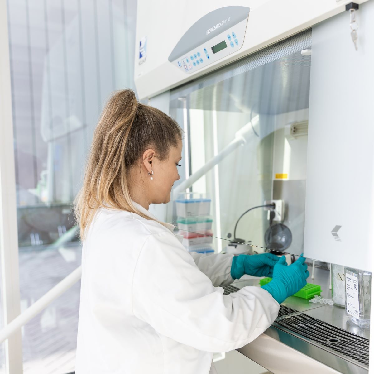 Blonde Frau im Labor